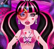 Play Injured Draculaura Game