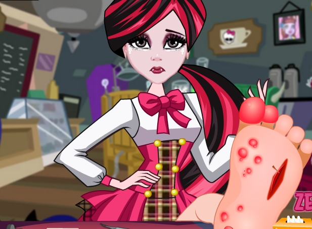 Play Draculaura Foot Doctor Game