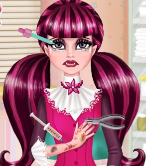 Play Draculaura Hand Doctor Game