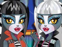 Play Monster High Ear Doctor Game